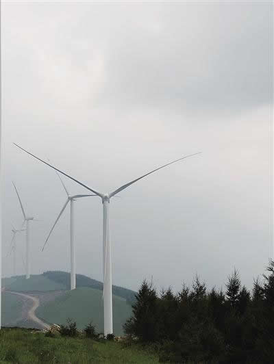                                        
	
	圖為離石區(qū)西華鎮(zhèn)風(fēng)力發(fā)電機(jī)組正在工作運(yùn)行中。王燕華 攝

	　　云頂山風(fēng)電場(chǎng)升壓站全部完工、東線風(fēng)機(jī)完成吊裝11臺(tái) 西線完成風(fēng)機(jī)吊裝11臺(tái)……自2016年開工建設(shè)以來，位于離石區(qū)東北部、文水縣西部和交城縣西南部，三縣交界地帶的離石云頂山24.9萬千瓦風(fēng)電工程正在快速推進(jìn)