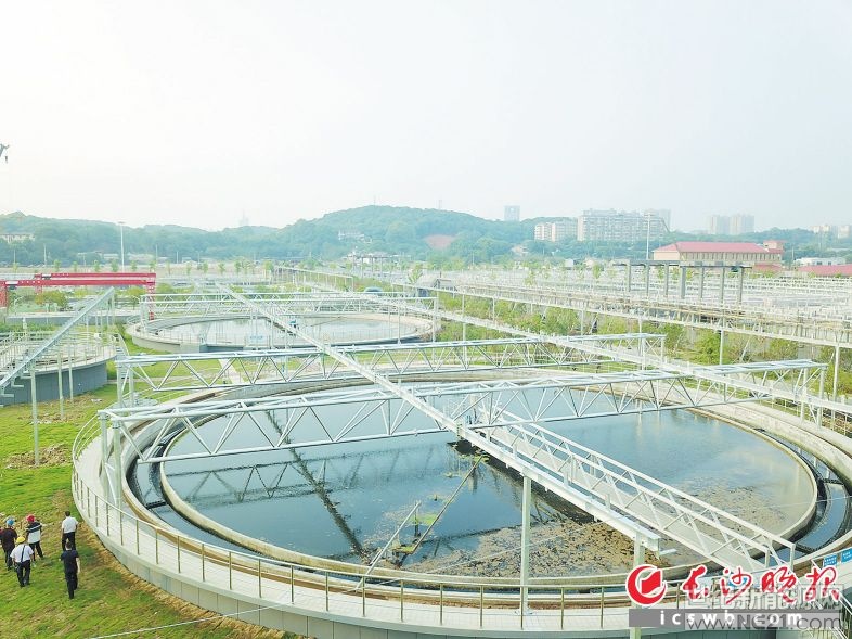 

昨日，長善垸污水處理廠光伏發(fā)電項目完成主體鋼結(jié)構(gòu)施工，進入太陽能光伏組件安裝階段，預(yù)計10月底實現(xiàn)并網(wǎng)發(fā)電。 長沙晚報記者 王志偉 陳煥明 攝影報道

下面是污水處理廠的污水池，上面是一塊塊排列整齊的太陽能光伏板，光伏板所發(fā)的電能全部用于污水處理廠運行——作為長沙首個污水處理廠光伏發(fā)電項目，長善垸污水處理廠上方正在建設(shè)一個面積相當(dāng)于4個標(biāo)準(zhǔn)足球場大小的分布式光伏電站