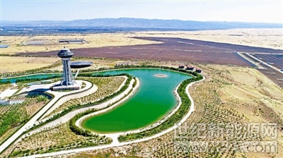 

寧夏中衛(wèi)市沙漠光伏產(chǎn)業(yè)園（9月7日無人機拍攝）。

地處寧夏中衛(wèi)市騰格里沙漠邊緣的中衛(wèi)市沙漠光伏產(chǎn)業(yè)園，依托沙漠日照充足、地域廣闊的優(yōu)勢，引進太陽能光伏組件制造、設(shè)備生產(chǎn)、光伏電站等企業(yè)，形成了“硅料+硅片+光伏組件+光伏發(fā)電”的全產(chǎn)業(yè)鏈發(fā)展規(guī)模，打造沙漠里的太陽能“硅谷”