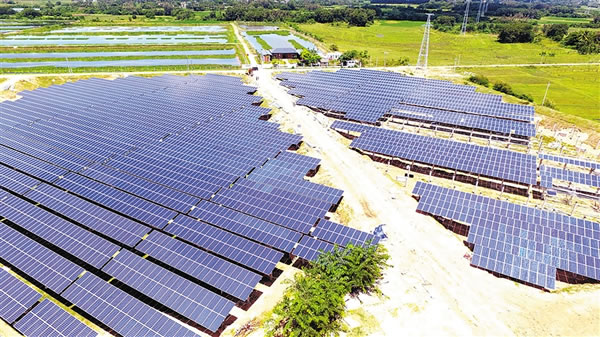                                         
	　　9月6日，定安縣定城鎮(zhèn)龍嶺村，定安協(xié)鑫“漁光互補”光伏扶貧項目加快推進，工人正在鋪設(shè)太陽能光伏發(fā)電板。

	　　該項目占地面積約580畝，規(guī)劃發(fā)電功率為30兆瓦