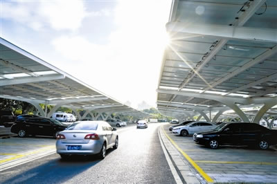                                         
	　　9月5日，江蘇無錫市民中心光伏發(fā)電停車場項(xiàng)目正式竣工，6組百米長的光伏“長龍”展現(xiàn)在市民中心8號(hào)樓和9號(hào)樓北側(cè)。為提升使用效益，遮雨棚頂部按規(guī)劃鋪設(shè)了3480組光伏組件，日均發(fā)電量可達(dá)6000度
