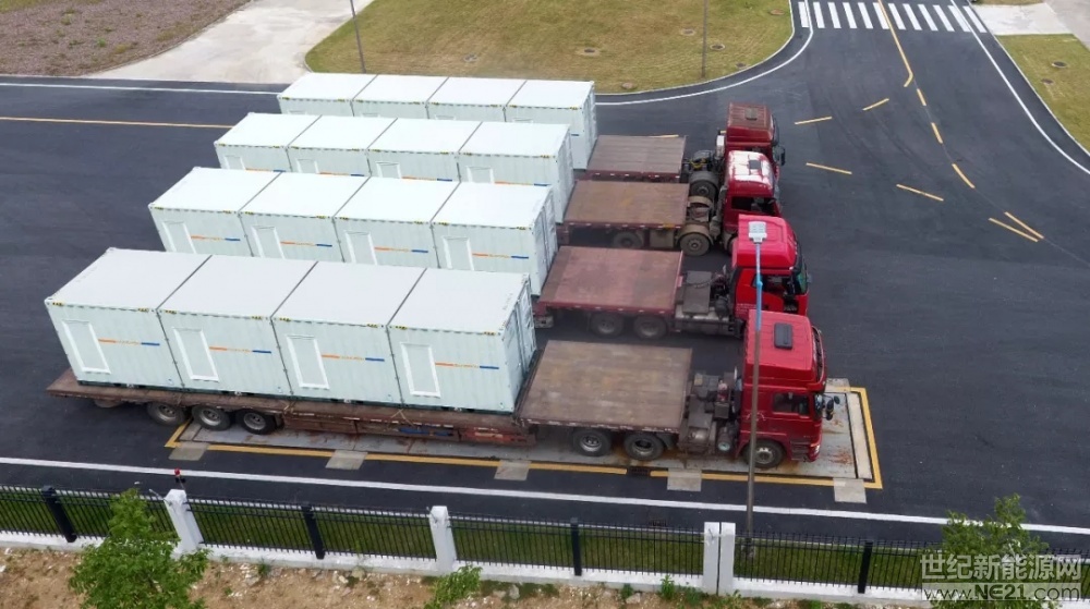 近日，一批26套陽光電源儲能一體化系統(tǒng)解決方案沿“海上絲綢之路”發(fā)往馬爾代夫26座島嶼，這是繼柬埔寨、印度等國兆瓦級項目之后，陽光電源儲能業(yè)務(wù)在“一帶一路”上的又一力作。



眾所周知，馬爾代夫是享譽全球的旅游勝地，然而受制于當(dāng)?shù)氐沫h(huán)境因素，長期依靠柴油機發(fā)電，飽受電力短缺、高電價的困擾