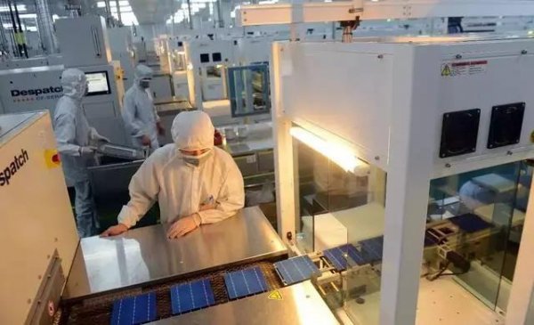                                         
	　　近日，市政府第15次常務(wù)會議審議并原則通過《關(guān)于進一步促進光伏產(chǎn)業(yè)持續(xù)健康發(fā)展的意見》(以下簡稱《意見》)，推動光伏產(chǎn)業(yè)向高端制造、智能制造、綠色制造、精品制造、服務(wù)型制造轉(zhuǎn)變。計劃到2020年，我市將形成一批具有創(chuàng)新活力和競爭優(yōu)勢的光伏企業(yè)，產(chǎn)業(yè)整體實力和并網(wǎng)規(guī)模位居全國前列，建成世界一流光伏制造基地和創(chuàng)新應(yīng)用橋頭堡，打造“光伏第一城”