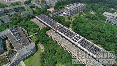 
 
專題

昨日，東莞理工學(xué)院的電子工程教學(xué)樓樓頂，連片的光伏板矩陣映著熠熠陽(yáng)光。這個(gè)再生能源系統(tǒng)是去年立項(xiàng)的國(guó)家重點(diǎn)研發(fā)課題項(xiàng)目之一，預(yù)計(jì)本月底全部完成調(diào)試