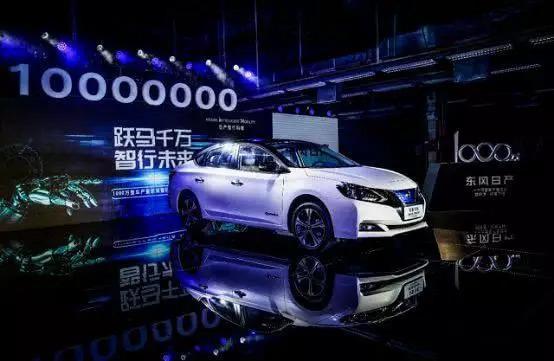 
	用方形鋁殼電池打天下的CATL（寧德時(shí)代），開(kāi)始量產(chǎn)供應(yīng)三元軟包動(dòng)力電池。






	8月27日，東風(fēng)日產(chǎn)廣州花都工廠，軒逸純電以“東風(fēng)日產(chǎn)第1000萬(wàn)輛整車(chē)”的身份正式下線