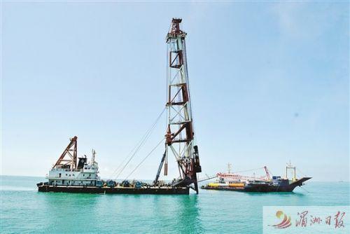 　　塔吊高聳，機(jī)器轟鳴。省重點(diǎn)建設(shè)項(xiàng)目莆田平海灣海上風(fēng)電場(chǎng)F區(qū)項(xiàng)目主體工程近日開工建設(shè)(如圖)