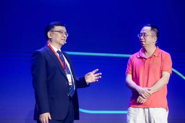 
	每經(jīng)實(shí)習(xí)記者 黃辛旭  每經(jīng)記者 駱一帆  每經(jīng)編輯 段思瑤


	“這是汽車(chē)行業(yè)史無(wú)前例的開(kāi)放?！北葋喌隙麻L(zhǎng)兼總裁王傳福在比亞迪開(kāi)發(fā)者大會(huì)上一時(shí)激動(dòng)，沒(méi)繃住說(shuō)了這樣一句話