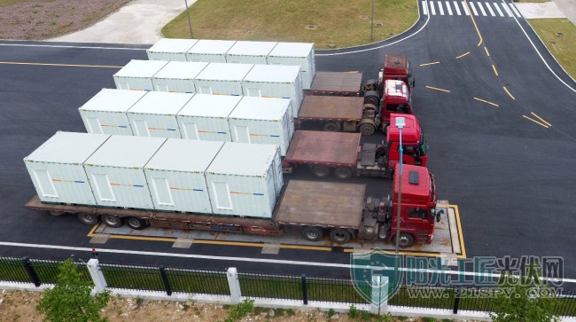 
			              近日，一批26套陽(yáng)光電源儲(chǔ)能一體化系統(tǒng)解決方案沿“海上絲綢之路”發(fā)往馬爾代夫26座島嶼，這是繼柬埔寨、印度等國(guó)兆瓦級(jí)項(xiàng)目之后，陽(yáng)光電源儲(chǔ)能業(yè)務(wù)在“一帶一路”上的又一力作。

	
眾所周知，馬爾代夫是享譽(yù)全球的旅游勝地，然而受制于當(dāng)?shù)氐沫h(huán)境因素，長(zhǎng)期依靠柴油機(jī)發(fā)電，飽受電力短缺、高電價(jià)的困擾