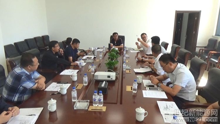  （通訊員 陳昊報道）8月31日上午，白城基地辦組織4、5號項目單位，2、3號項目單位，省電力設(shè)計院在基地一樓會議室，與鎮(zhèn)賚成來電氣科技有限公司，對基地部分電氣設(shè)備到場情況進行工作對接。市基地辦主任張曉波、副主任田秀華，基地現(xiàn)場指揮部副總指揮王強、基地相關(guān)單位負責(zé)人及鎮(zhèn)賚成來電氣負責(zé)人出席了此次會議
