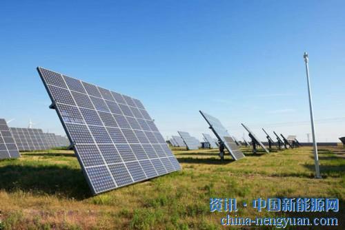                                                                                                                                                                     
	　　2018年上半年我國新增裝機24.3GW，同比維持不變，預(yù)計下半年光伏裝機量將會大幅收縮。受光伏新政影響和去年擴產(chǎn)帶來的產(chǎn)能過剩，光伏產(chǎn)業(yè)鏈價格全線下跌，組件企業(yè)兩端受壓，利