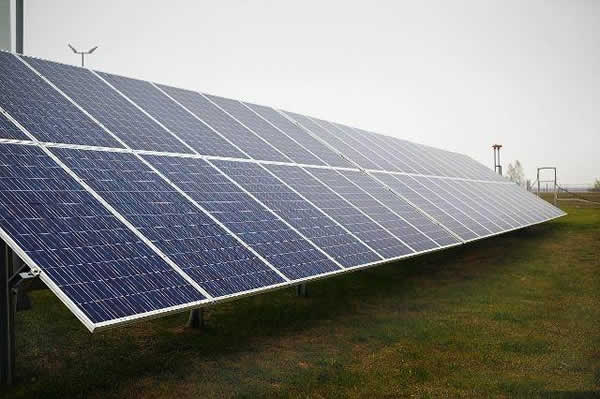                                         
	　　前言：

	　　近期以來，很多做一線EPC的朋友跟筆者抱怨，最近生意不好做，每天都愁得睡不著覺。新政以來，本以為會有很多牛鬼蛇神退出市場，剩下的都是做良心生意的，想不到現(xiàn)階段以來，反而正正經(jīng)經(jīng)推廣光伏的難于維系，反而那些吹著牛皮，曲解或者避過不談國家政策的EPC，獲得了信任，令人唏噓