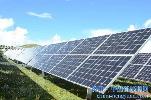                                                                                                                                                                     
	　　終于站在正斗壩子松軟的土地上，已經(jīng)是三個半小時的顛簸車程之后。極目遠望，太陽能電池板鋪滿了起伏的高山退化草場