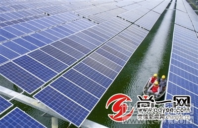 9月10日，國網(wǎng)常德供電公司的電力工人來到澧縣如東鎮(zhèn)水沐堰電站，進(jìn)行日常維護(hù)。這是一座建在水面上的電站，屬于“漁光互補(bǔ)”光伏電站