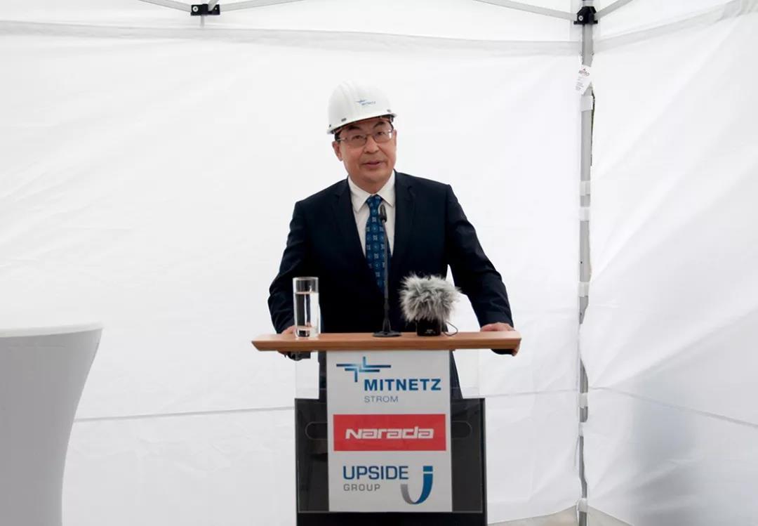 
	中國儲(chǔ)能網(wǎng)訊：9月14日，南都電源德國一次調(diào)頻儲(chǔ)能PCR項(xiàng)目一期工程投運(yùn)典禮在德國萊比錫隆重舉行。中國駐德大使館公使銜參贊王衛(wèi)東、南都電源總裁陳博、ALABC產(chǎn)品與可持續(xù)發(fā)展總監(jiān)Alistair Davidson博士等嘉賓，以及11個(gè)國家的電網(wǎng)公司代表、媒體記者等70余人參加了典禮