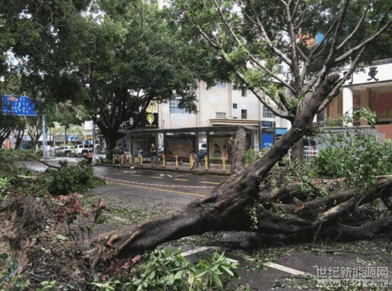  據(jù)中央氣象臺消息，今年第22號臺風“山竹”的中心以強臺風級于9月16日下午17時在廣東江門市臺山沿海登陸，登陸時中心附近最大風力14級(45米/秒，相當于162公里/小時)，成為今年來登陸我國最強臺風。

受其影響，廣東、廣西、海南等地掀起狂風暴雨，城市出現(xiàn)內澇積水，樹木被吹倒、吹斷，廣東、福建、海南多地高鐵停運，航班取消