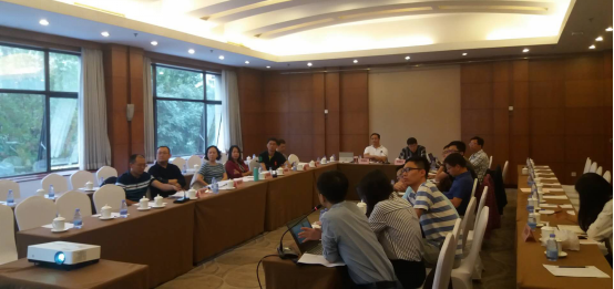 
	中國(guó)儲(chǔ)能網(wǎng)訊：9月18日，為順利推進(jìn)國(guó)家重點(diǎn)研發(fā)計(jì)劃示范工程順利實(shí)施，由國(guó)網(wǎng)吉林電力公司、中國(guó)電力科學(xué)研究院承擔(dān)的課題四、五在北京召開了“電化學(xué)儲(chǔ)能在吉林電網(wǎng)典型應(yīng)用工程示范推進(jìn)會(huì)”。課題組邀請(qǐng)了太原理工大學(xué)、中科院電工所、華北電力大學(xué)等多位行業(yè)權(quán)威專家組成評(píng)審專家組，對(duì)本項(xiàng)目進(jìn)行技術(shù)指導(dǎo)