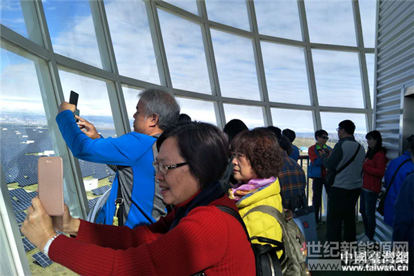  “哇!好棒啊!好壯觀!我們中國(guó)真厲害!”參加第九屆領(lǐng)略大美青海神韻暨青臺(tái)少數(shù)民族交流活動(dòng)的臺(tái)灣少數(shù)民族代表親眼目睹“科技興國(guó)、創(chuàng)新強(qiáng)國(guó)”的光伏發(fā)電宏大工程，發(fā)出陣陣贊嘆聲。



交流團(tuán)成員爭(zhēng)相拍攝光伏電板矩陣