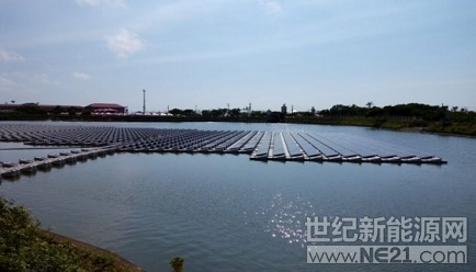  法國(guó)漂浮光伏電站專業(yè)公司Ciel & Terre完工了位于加利福尼亞州Kelseyville的一處252kW漂浮光伏電站系統(tǒng)的污水處理池。這是公司于2018年三季度在美國(guó)建設(shè)的四個(gè)總計(jì)5.3MW項(xiàng)目的一部分