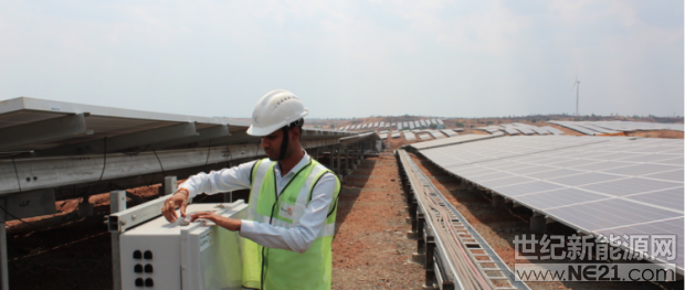 
 
印度首個(gè)風(fēng)電和太陽(yáng)能混合項(xiàng)目于2018年4月完工。今年的強(qiáng)風(fēng)令太陽(yáng)能發(fā)電量縮減后，印度將對(duì)電站進(jìn)行儲(chǔ)能改造