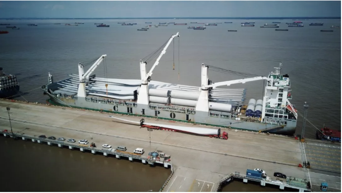                        2018年的9月10日，碧空萬里，位于中國江蘇太倉港貨運(yùn)碼頭的一艘滿載新疆金風(fēng)科技股份有限公司（下稱“金風(fēng)科技”）風(fēng)機(jī)設(shè)備的貨船成功離港，按照計(jì)劃發(fā)往金風(fēng)科技位于澳大利亞維多利亞州的Stockyard hill風(fēng)電場。貨船承載著金風(fēng)人深耕國際化的夢(mèng)想，敢為人先，御風(fēng)前行