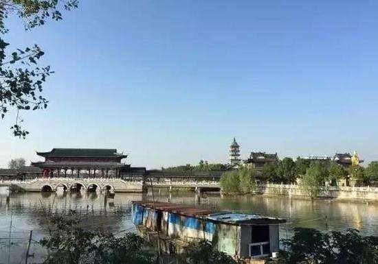 近日，中共高郵市委、高郵市人民政府發(fā)布了關(guān)于支持光伏產(chǎn)業(yè)平穩(wěn)發(fā)展有關(guān)事項的通知，對多晶硅鑄錠、單晶硅拉晶生產(chǎn)環(huán)節(jié)，月用量電量達100萬千瓦時（含）以上的，按0．15元／千萬時的標準對企業(yè)進行補助，每月補助額度不超過100萬元?，F(xiàn)有多晶硅料生產(chǎn)企業(yè)仍執(zhí)行原電費優(yōu)惠政策，重復享受本條政策