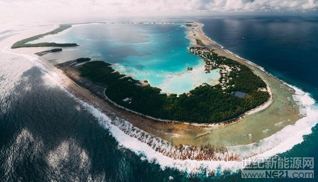  我國(guó)這十幾年來(lái)發(fā)展迅速，經(jīng)濟(jì)不斷地升高，隨之而來(lái)的也就是生活節(jié)奏的加快，畢竟如今的生活壓力越發(fā)的大了，不得不加快自己的生活節(jié)奏來(lái)應(yīng)對(duì)如今越發(fā)快速發(fā)展的世界。不過(guò)，今天小編給大家介紹的這個(gè)國(guó)家，與一般國(guó)家不同，他們國(guó)家的民眾生活節(jié)奏十分的慢，甚至可以說(shuō)他們十分的“懶”了!


 
小編說(shuō)的就是世界上經(jīng)濟(jì)規(guī)模最小的一座國(guó)家——托克勞!托克勞是一個(gè)群島國(guó)家，僅僅只有三個(gè)礁島而已，而且這三個(gè)礁島合起來(lái)的面積也僅僅只有十平方公里!

最為奇葩的是