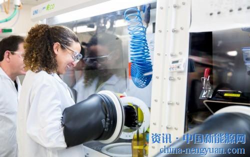                                                                                                                                                                     
	　　英國鈣鈦礦太陽能公司-牛津光電科技公司(Oxford PV)今天表示，其和牛津大學(xué)之間的合作伙伴關(guān)系已獲得英國政府撥款，用于開發(fā)全鈣鈦礦太陽能電池，這是一個為期五年的研究項目