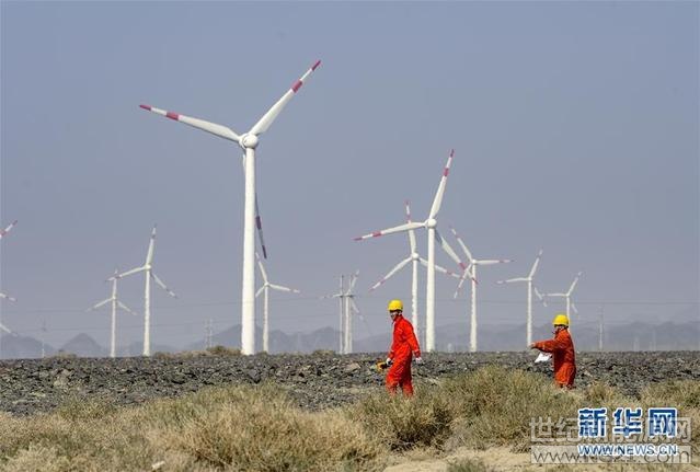  
 
 
在烏魯木齊近郊的達坂城風(fēng)力發(fā)電場，兩位工作人員在巡檢風(fēng)力發(fā)電設(shè)備（9月18日攝）。

進入秋季，新疆風(fēng)電、光伏發(fā)電量和利用小時持續(xù)提升