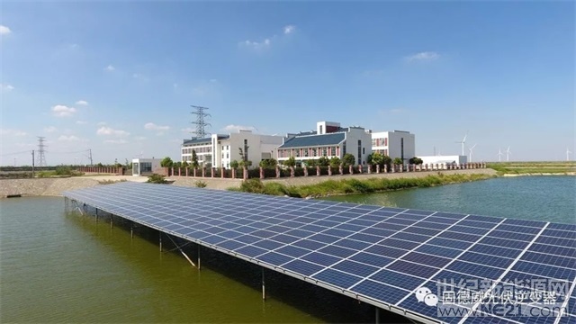 一線海岸，闊景別墅，是很多人夢寐以求的理想生活。但是對于光伏發(fā)電來講，建在海邊的光伏電站則要經(jīng)受高溫高濕、高鹽霧腐蝕等殘酷環(huán)境的考驗