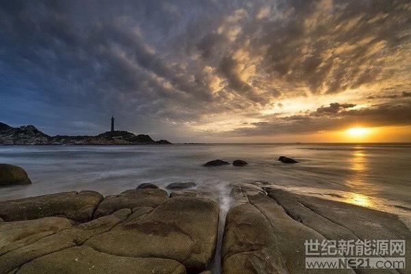  近日，一段集“光伏太陽能發(fā)電+移動無線充電+無人智能駕駛”于一體的“三合一”超級道路在紹興蘭亭產(chǎn)業(yè)園向全球發(fā)布。這段道路一經(jīng)發(fā)布，便以充滿想象力的黑科技迅速在朋友圈刷屏，成為了光伏界的超級“網(wǎng)紅”