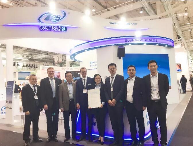  　　在雙瑞風(fēng)電成立十周年紀(jì)念日到來之際，9月25日，在德國(guó)國(guó)際風(fēng)能展會(huì)上，DNV GL 項(xiàng)目認(rèn)證總裁及服務(wù)線領(lǐng)導(dǎo)Fabio Pollicino先生為雙瑞風(fēng)電頒發(fā)了雙瑞海上83.6米葉片防雷系統(tǒng)認(rèn)證證書，該認(rèn)證證書是DNV GL頒發(fā)的中國(guó)首款碳纖維風(fēng)電葉片防雷系統(tǒng)認(rèn)證。


 
　　DNV GL可再生能源認(rèn)證電氣及安全系統(tǒng)主管Dr. Schwarz，七二五所副所長(zhǎng)、雙瑞風(fēng)電執(zhí)行董事謝志浩，雙瑞風(fēng)電總經(jīng)理史俊虎、副總經(jīng)理林明共同出席證書頒發(fā)儀式