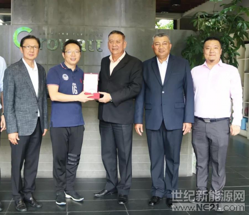  近日，泰國(guó)海軍司令Mr.Noppadol上將、泰國(guó)國(guó)防研究院院長(zhǎng)兼三軍總司令助理Mr.Surasit上將、及泰國(guó)大型鋼鐵集團(tuán)Sahathai的CEO Mr.Wichit一行到訪古瑞瓦特。就光伏發(fā)電、海島儲(chǔ)能等先進(jìn)技術(shù)與建設(shè)經(jīng)驗(yàn)等方面進(jìn)行考察交流，并與古瑞瓦特探討更多領(lǐng)域的合作