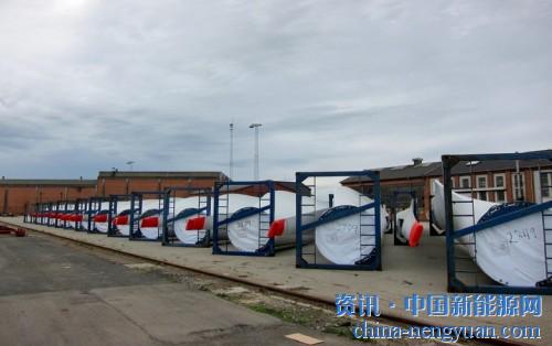                                                                                                                                                                     
	維斯塔斯渦輪機(jī)葉片準(zhǔn)備裝運(yùn)。作者：Lars Plougmann