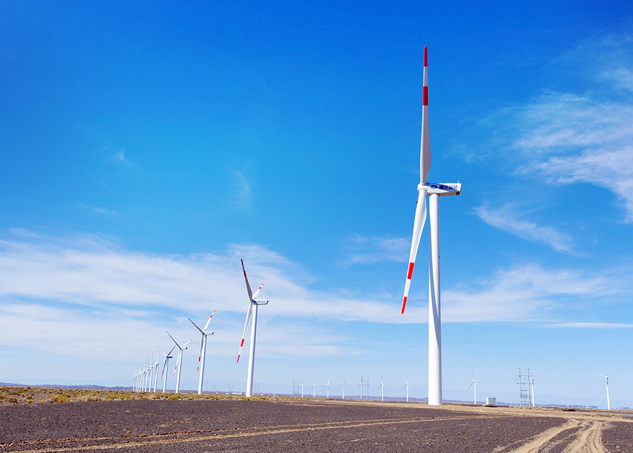                        近日，從新疆哈密的三塘湖風(fēng)場(chǎng)傳來喜訊，中國(guó)海裝24臺(tái)2MW風(fēng)力發(fā)電機(jī)組全部成功抵擋該地區(qū)電網(wǎng)次同步振蕩“襲擊”。此次成功，讓中國(guó)海裝成為了該地區(qū)解決次同步振蕩難題的整機(jī)商，同時(shí)也代表了中國(guó)海裝風(fēng)電機(jī)組以優(yōu)越的電網(wǎng)適宜性和接入系統(tǒng)的高穩(wěn)定性已完全破解了這一行業(yè)難題