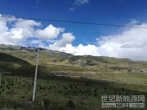  鐺鐺鐺......還記得你小時(shí)候的上課鈴聲嗎？
?
回想起以前上學(xué)的時(shí)候，天還沒(méi)亮我們打起火把翻山越嶺去上學(xué)，老師們不會(huì)微機(jī)操作、普通話也不標(biāo)準(zhǔn)，我們上課回答問(wèn)題，甚至都不說(shuō)普通話而用家鄉(xiāng)話，冬天學(xué)校沒(méi)有暖氣，我們?cè)诮淌依锷l(fā)抖......

 

 
▲甘孜州爐霍縣
然而這些問(wèn)題并沒(méi)有隨著時(shí)代的發(fā)展徹底改變，在一些農(nóng)村或者偏遠(yuǎn)地區(qū)仍然存在，他們并沒(méi)有像城市中更完善的教學(xué)設(shè)備、更充足的師資力量和教學(xué)資源，甚至因?yàn)槿彪?，基本的照明都無(wú)法滿足……
