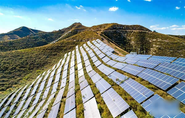                                         
	

	

	　　這是10月7日拍攝的河北省武安市石洞鄉(xiāng)光伏發(fā)電項(xiàng)目（無(wú)人機(jī)拍攝）。近年來(lái)，河北武安市加快發(fā)展清潔能源，利用太行山區(qū)光能資源優(yōu)勢(shì)，推進(jìn)山地光伏發(fā)電基地建設(shè)，壯大綠色經(jīng)濟(jì)