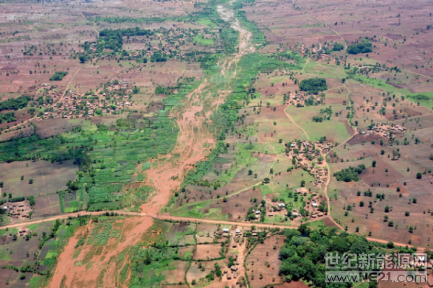 

項目開發(fā)商與馬拉維國家公用事業(yè)供電有限公司簽署了一份60MW(AC)太陽能電站的20年期購電協(xié)議。

得到InfraCo Afica、加拿大私有股本公司 JCM Power和南非 Matswani Capital支持的特別用途公司JCM Matswani Solar簽署了Salima太陽能項目購電協(xié)議