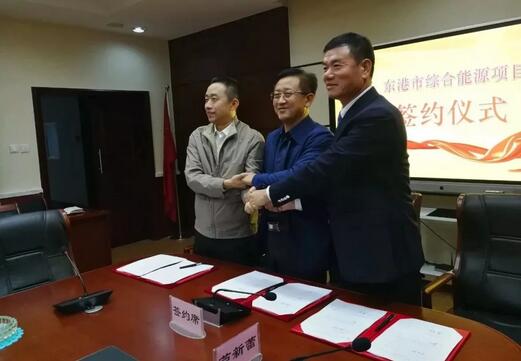  　　9月28日下午，中廣核遼寧公司攜手萬家電力工程集團，與東港市人民政府簽署合作開發(fā)綜合能源框架協(xié)議書，擬在東港開發(fā)投建600萬千瓦海上風電項目，預計投資額可達1100億元。該項目作為目前全國最大的海上風電開發(fā)項目，揭開了東北地區(qū)新能源開發(fā)與應用的新篇章