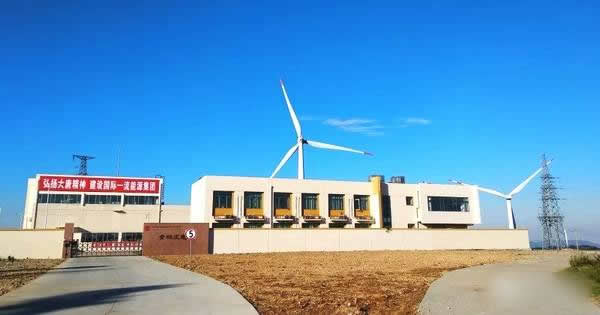                                         
	　　日前，隨著大唐（福州）新能源有限公司青林風(fēng)電場二期項(xiàng)目——青圃嶺風(fēng)電場19臺風(fēng)機(jī)全部完成240小時試運(yùn)行，標(biāo)志著該風(fēng)電場全部投產(chǎn)，正式進(jìn)入商業(yè)運(yùn)行。據(jù)悉，這是閩侯縣首個風(fēng)電項(xiàng)目，項(xiàng)目投產(chǎn)后，將實(shí)現(xiàn)年發(fā)電量達(dá)2億千瓦時，具有良好的經(jīng)濟(jì)效益和社會效益