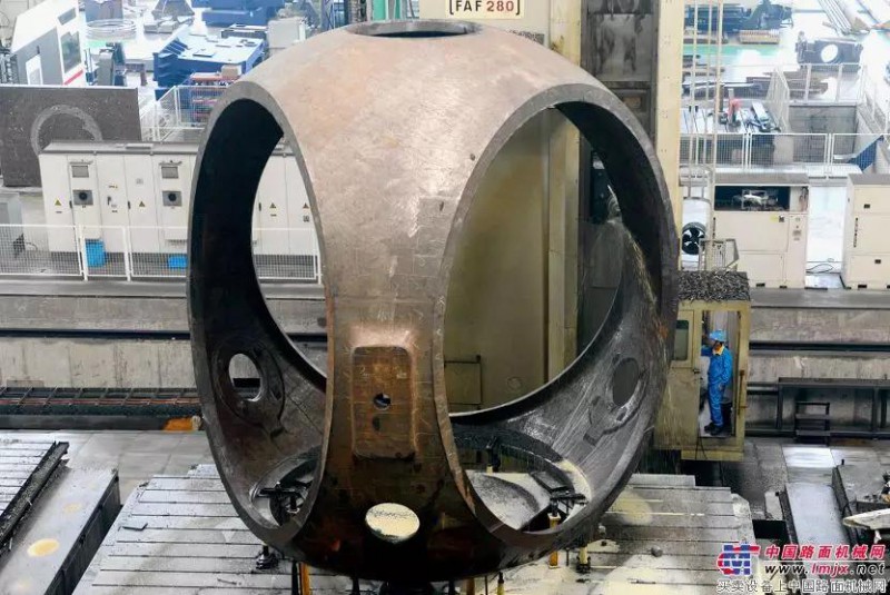  　　2018年10月8日，全球首件用于海上風力發(fā)電的12MW輪轂部件，由上海某客戶最新研發(fā)，正在江蘇江陰—靖江工業(yè)園區(qū)大明重工英賽280落地機床上切削。



 
　　該輪轂部件毛坯使用球鐵鑄造，重量達60噸，長度7100mm，寬度6500mm，高度6800mm