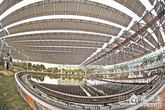 
 
由國家電投集團(tuán)福建電力投資有限公司投資建設(shè)的石獅市中心區(qū)城市生活污水處理廠分布式光伏發(fā)電項目，于9月中旬并網(wǎng)成功，這是福建省首個采用柔性支架技術(shù)的污水處理廠分布式光伏項目。該項目總投資約2000萬元，占地約4萬平方米，裝機(jī)總?cè)萘?兆瓦，設(shè)計年限25年，年均發(fā)電量可達(dá)312萬千瓦時，75%發(fā)電量就地消納，供給中心區(qū)污水處理廠，另外25%經(jīng)中心區(qū)污水處理廠10KV母線上網(wǎng)，經(jīng)濟(jì)效益、社會效益和環(huán)境效益明顯