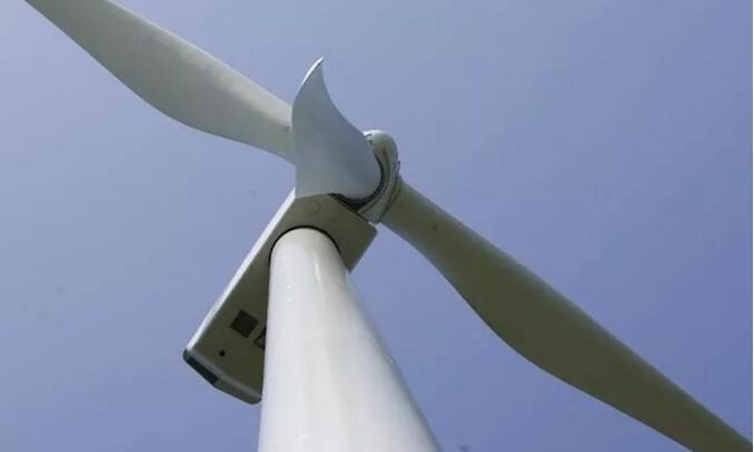  　　GE可再生能源公司推出了一種新型的地面式葉片檢測(cè)系統(tǒng)，可將運(yùn)營和維護(hù)成本降低約25％。

　　
　　這種新方法結(jié)合了熱成像技術(shù)和寬帶聲譜分析，可以檢測(cè)GE和其他風(fēng)機(jī)制造商機(jī)組的葉片異常情況