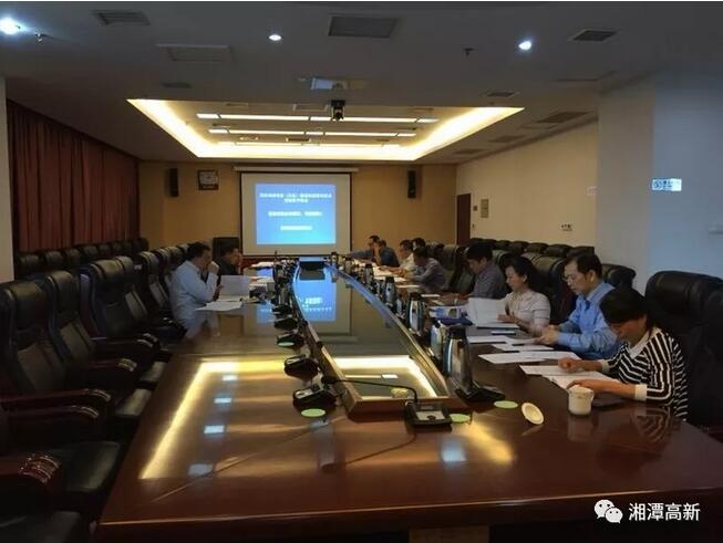 　　10月8日，記者從市質(zhì)監(jiān)局獲悉，湘潭高新區(qū)國家高端裝備（風(fēng)電）制造業(yè)標(biāo)準(zhǔn)化試點(diǎn)項(xiàng)目，通過了省質(zhì)監(jiān)局和省經(jīng)信委組織的項(xiàng)目預(yù)驗(yàn)收，為湘潭市在高端裝備制造增加“國字號(hào)”標(biāo)準(zhǔn)化試點(diǎn)單位奠定了扎實(shí)的基礎(chǔ)。

專家組在聽取工作匯報(bào)，并查閱相關(guān)資料等
　　湘潭高新區(qū)是中部地區(qū)重要的風(fēng)電裝備制造特色產(chǎn)業(yè)基地，擁有目前國內(nèi)排名前列的風(fēng)電機(jī)組整機(jī)制造龍頭企業(yè)湘電風(fēng)能，以及零部件生產(chǎn)、風(fēng)場(chǎng)開發(fā)企業(yè)等40余家