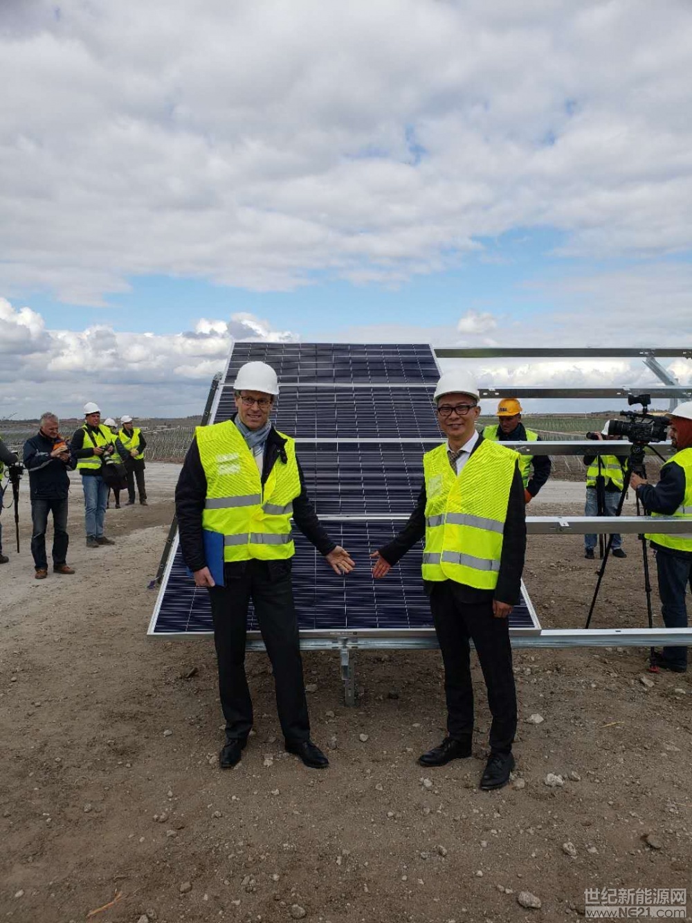        近日，烏克蘭最大的綠色能源項(xiàng)目在烏克蘭中部的第聶伯羅彼得羅夫斯克地區(qū)正式啟動。作為該項(xiàng)目的組件供應(yīng)商，賽拉弗總經(jīng)理李綱受邀出席本次動工儀式