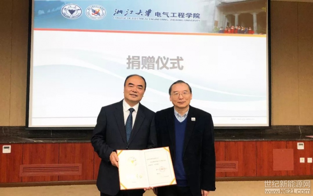 企業(yè)社會(huì)責(zé)任，是節(jié)能減排
是精準(zhǔn)扶貧，是公益慈善……
10月12日，在浙江大學(xué)
我們做了一件溫暖的事

一句“陽(yáng)光電源向浙江大學(xué)教育基金會(huì)捐資設(shè)立‘浙江大學(xué)電氣工程學(xué)院陽(yáng)光電源獎(jiǎng)學(xué)金’”，讓浙江大學(xué)邵科館內(nèi)掌聲不斷。浙江大學(xué)電氣工程學(xué)院黨委副書(shū)記張曉潔、電氣工程學(xué)院應(yīng)用電子學(xué)系教授徐德鴻，陽(yáng)光電源董事長(zhǎng)曹仁賢及百余名師生代表共同出席捐贈(zèng)儀式