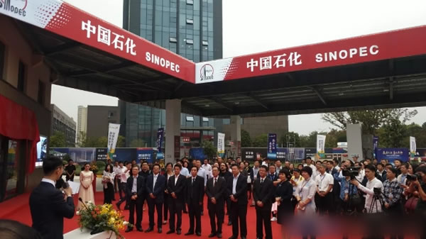                                         
	　　近日，正泰新能源與中國(guó)石化首個(gè)項(xiàng)目正式開(kāi)業(yè)，加油站屋頂變身光伏發(fā)電站。近年來(lái)環(huán)境污染日趨嚴(yán)重，全球刮起了綠色能源風(fēng)潮，僅以發(fā)電為例，綠色能源逐漸代替?zhèn)鹘y(tǒng)煤油發(fā)電成為一種共識(shí)