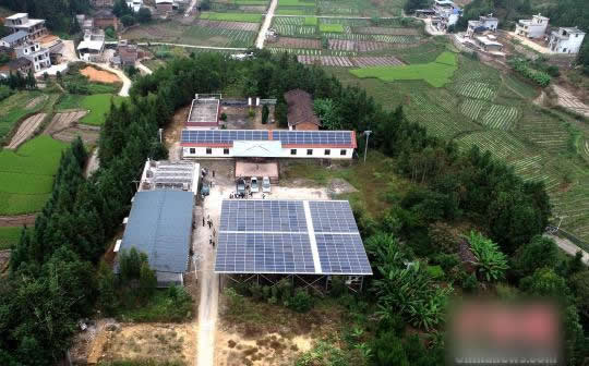                                        
	　　近日，福建省武平縣下壩鄉(xiāng)美溪村集中式光伏發(fā)電項(xiàng)目正在運(yùn)行，近兩萬(wàn)多戶貧困戶將因此受益。

	

	
	圖為10月10日，福建省武平縣下壩鄉(xiāng)美溪村集中式光伏發(fā)電項(xiàng)目正在運(yùn)行