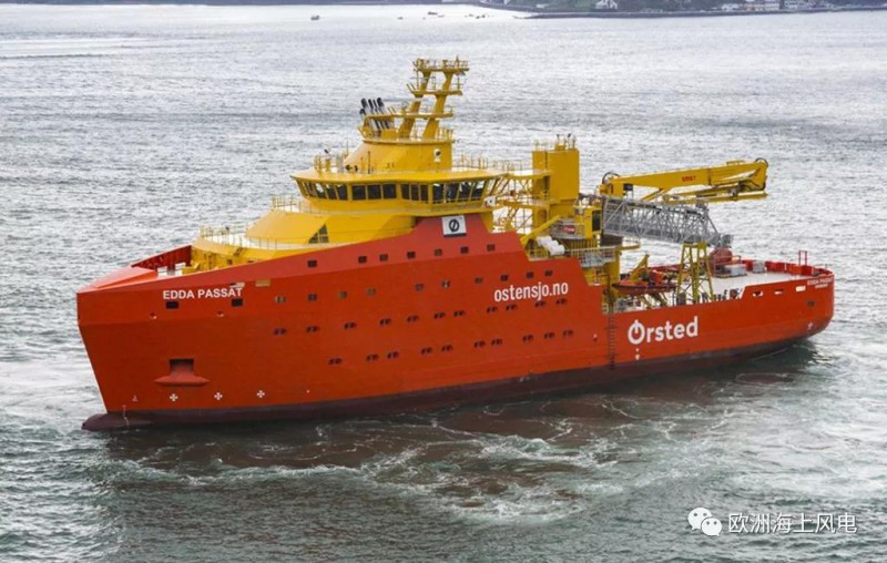 　　隨著海上風(fēng)場(chǎng)向深水區(qū)邁進(jìn)
　　運(yùn)維母船（SOV）越來越受到用戶的青睞
　　它具有節(jié)約交通時(shí)間
　　到達(dá)風(fēng)機(jī)方式安全
　　搭載人員多等優(yōu)點(diǎn)

　　我們平時(shí)看到的SOV作業(yè)情景是這個(gè)樣子的

或者這樣子的
　　
但你有沒有想過當(dāng)海上風(fēng)電遇上“恐怖襲擊”是什么場(chǎng)景？
會(huì)是這個(gè)樣子？

抑或是這個(gè)樣子？

No No No！實(shí)際場(chǎng)景是這樣子！

堪稱美國(guó)電影大片！
　　近日，一艘名為Esvagt Mercator的運(yùn)維母船“忙里偷閑”
　　參加了比利時(shí)官方組織的