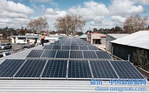                                                                                                                                                                     
	　　據(jù)《悉尼先驅(qū)晨報》報道，隨著屋頂式和電網(wǎng)級太陽能發(fā)電量的急劇上升并達到峰值，澳大利亞或?qū)⒊蔀槭澜缟鲜讉€電網(wǎng)無法處理分布式電力過剩的國家。

	　　報道稱，澳大利亞每分鐘安裝6