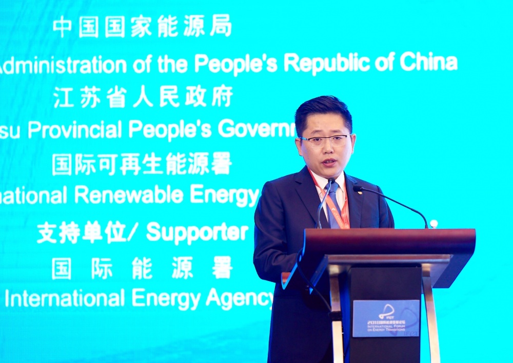  “如何加快轉(zhuǎn)型，創(chuàng)新發(fā)展，是能源企業(yè)共同面對(duì)的時(shí)代命題。” 10月18日下午，在2018“一帶一路”能源部長(zhǎng)會(huì)議暨國(guó)際能源變革論壇上，協(xié)鑫集團(tuán)副董事長(zhǎng)朱鈺峰在“創(chuàng)新驅(qū)動(dòng)能源創(chuàng)新”的對(duì)話中提出，終端用戶能源系統(tǒng)將成為未來(lái)增長(zhǎng)最快的市場(chǎng)